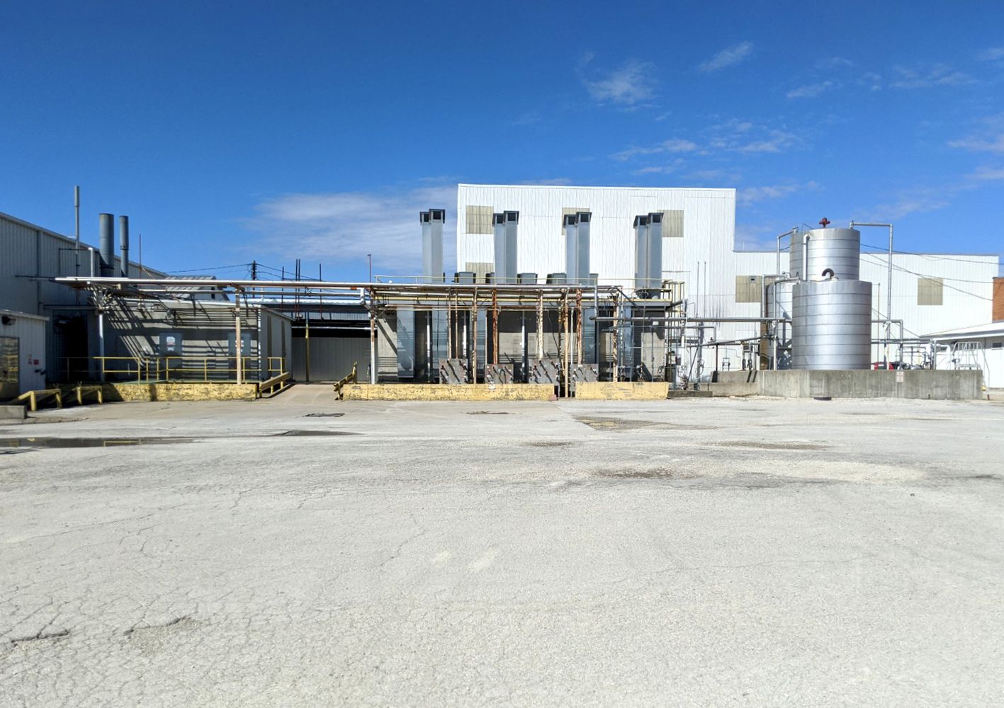 INDUSTRIAL WAREHOUSE & OFFICE: 1 Creative Way, Rossville, IL 60963